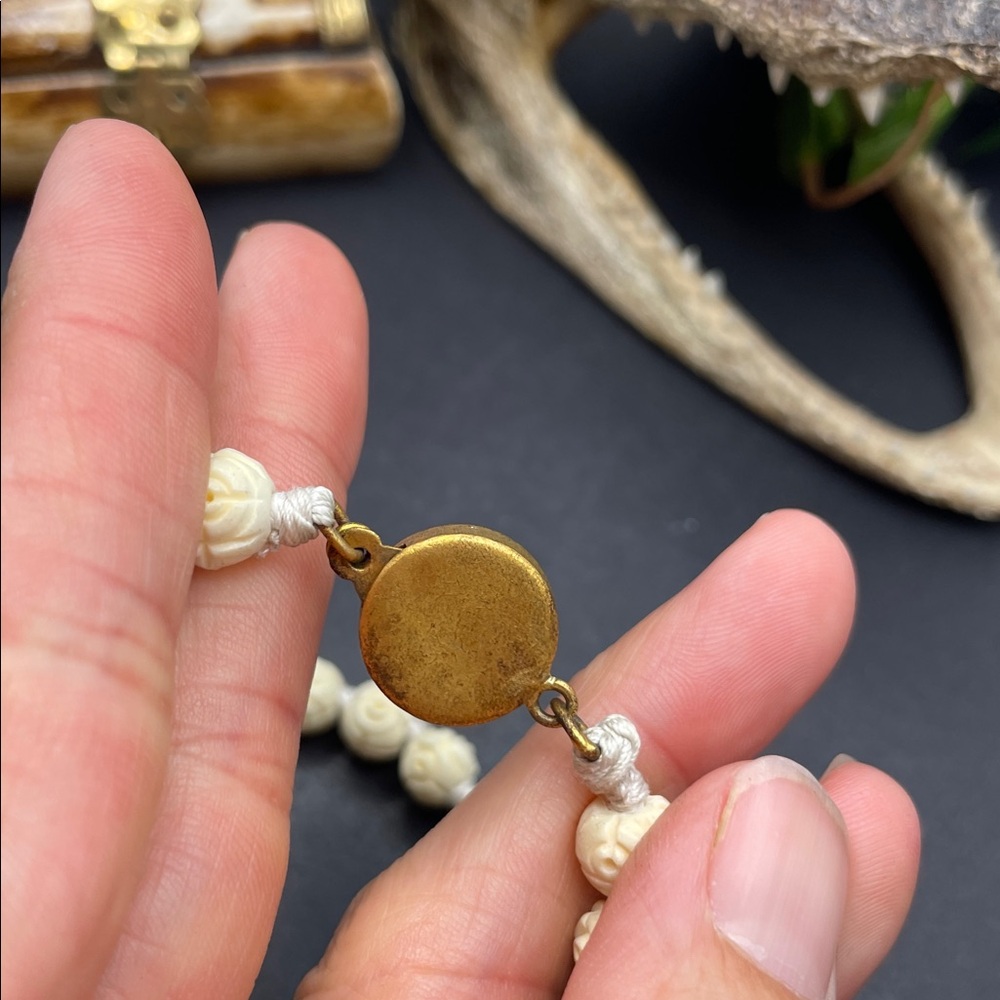 Hand carved bone necklace with floral cloisonné clasp C2 - Picture 7 of 7